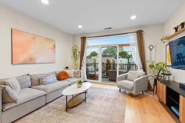 2040 W Belmont AVE #308, Chicago, IL 60618