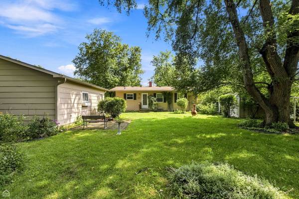 2402 Manor LN, Mchenry, IL 60051