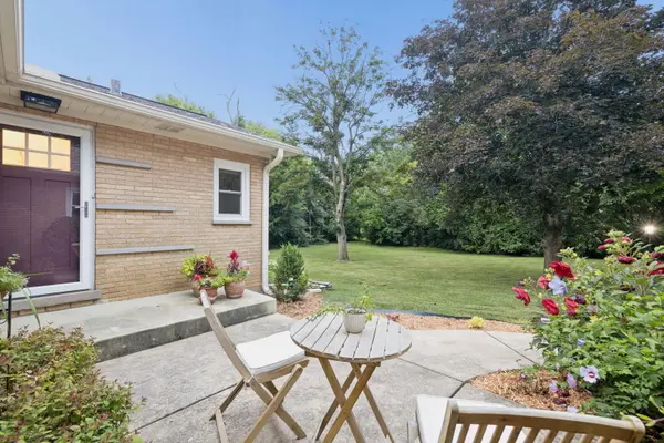 8165 Clarendon Hills RD, Willowbrook, IL 60527