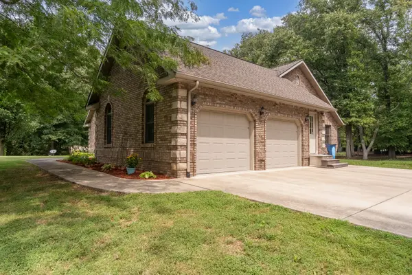 8804 Deangelo LN, Benton, IL 62812
