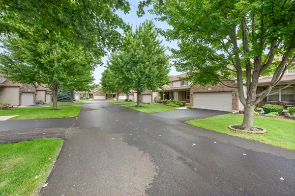 736 Dolores LN, Sycamore, IL 60178