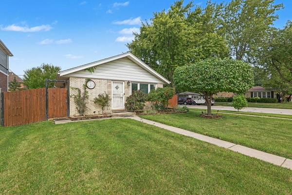 9002 S Parkside AVE, Oak Lawn, IL 60453