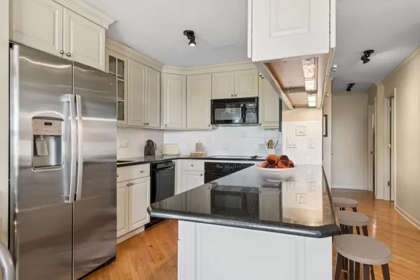 2626 N LAKEVIEW AVE #302, Chicago, IL 60614