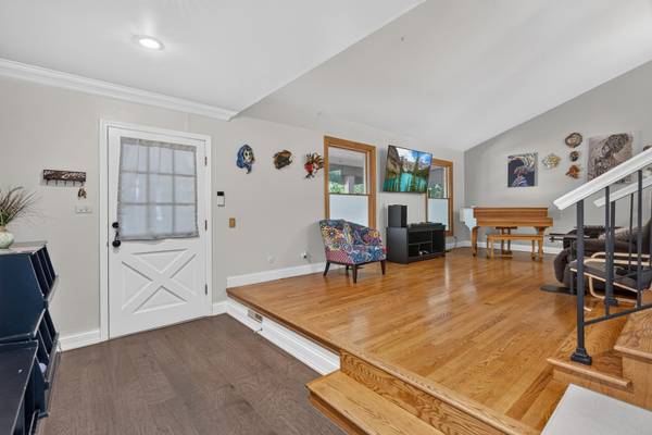 712 Pawnee LN, Naperville, IL 60563