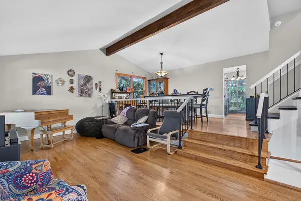 712 Pawnee LN, Naperville, IL 60563