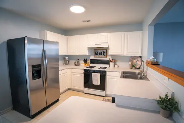 233 W WASHINGTON ST, Oswego, IL 60543