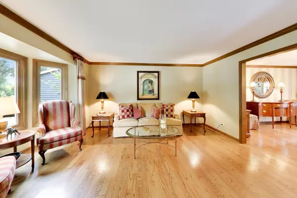 933 Spindletree AVE, Naperville, IL 60565