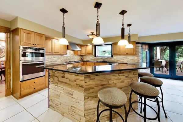 933 Spindletree AVE, Naperville, IL 60565