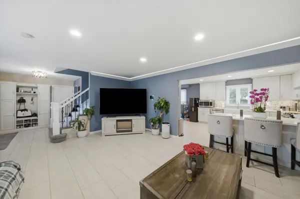 626 E Golf RD, Libertyville, IL 60048
