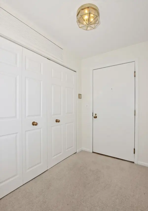 2000 Chestnut AVE #207, Glenview, IL 60025