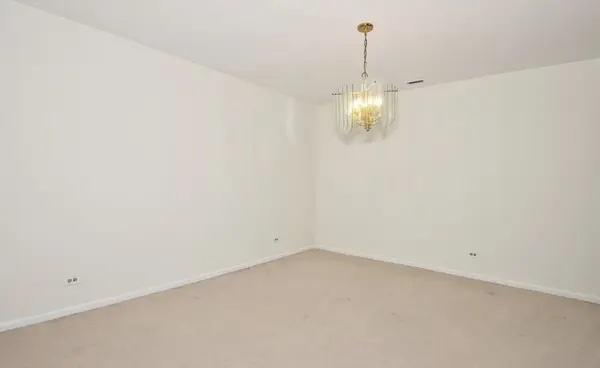 2000 Chestnut AVE #207, Glenview, IL 60025
