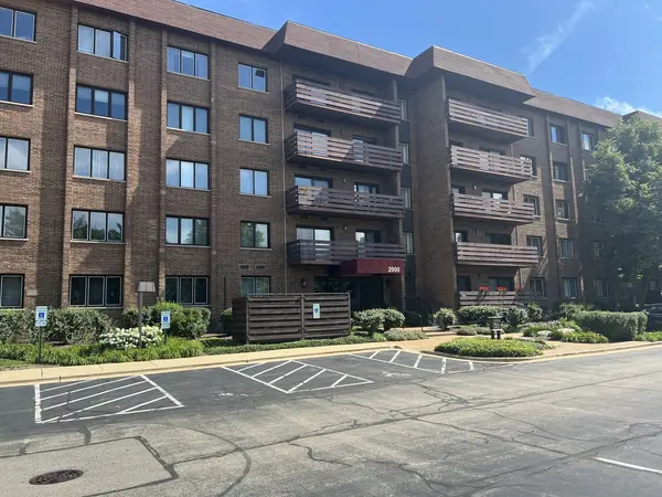 2000 Chestnut AVE #207, Glenview, IL 60025