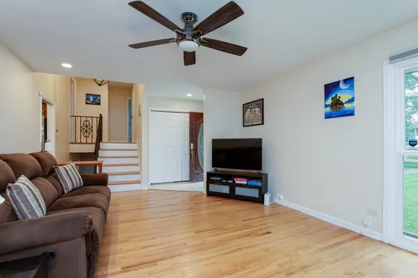 1015 Leslie LN, Villa Park, IL 60181