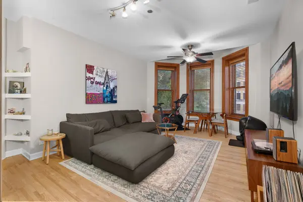 550 W Surf ST #302, Chicago, IL 60657