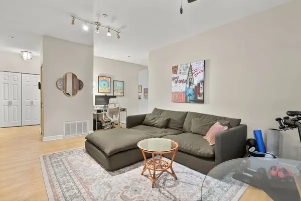 550 W Surf ST #302, Chicago, IL 60657