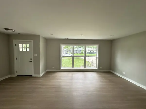 38 Evergreen ST, Elk Grove Village, IL 60007