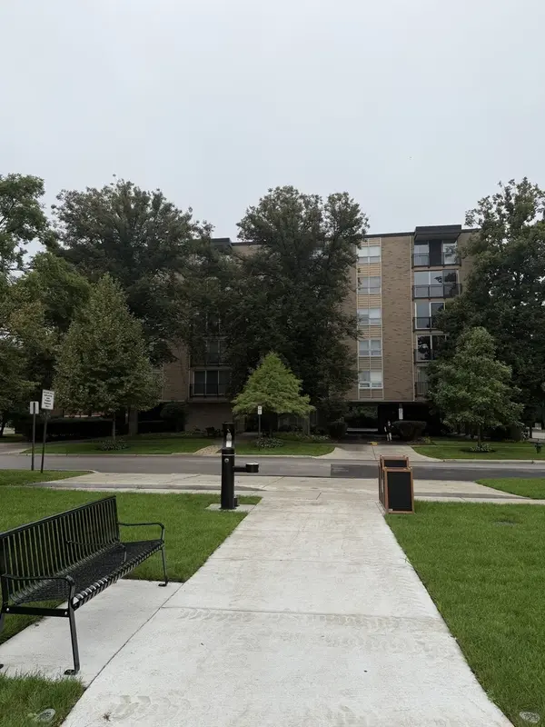 424 Park AVE #402, River Forest, IL 60305