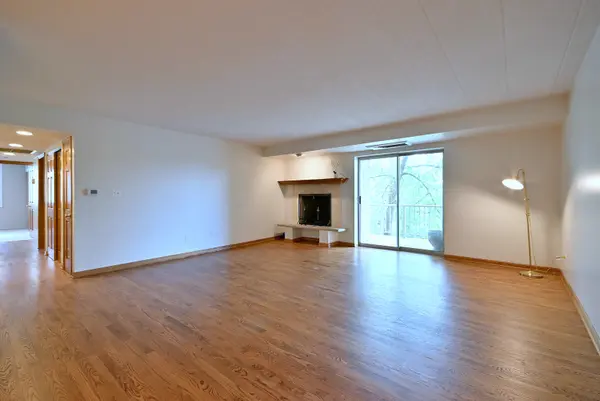 110 W Butterfield RD #302S, Elmhurst, IL 60126