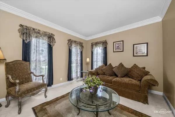 40W850 Stonecrest DR, Elgin, IL 60124