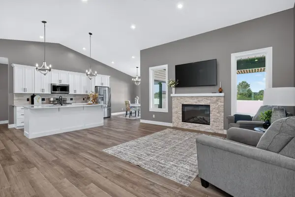 702 Deer Woods DR, Davenport, IA 52802