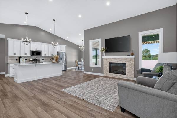 702 Deer Woods DR, Davenport, IA 52802