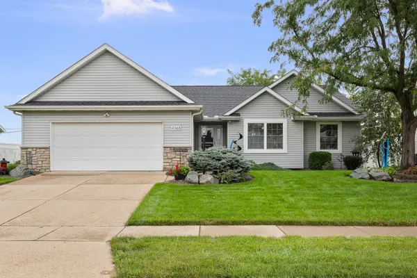 4368 Sapphire LN, Bettendorf, IA 52722