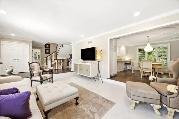9 Tartan RD, Burr Ridge, IL 60527
