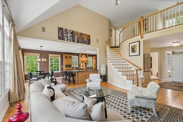 633 Academy Woods DR, Lake Forest, IL 60045