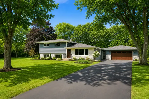 2257 Shannondale DR, Green Oaks, IL 60048