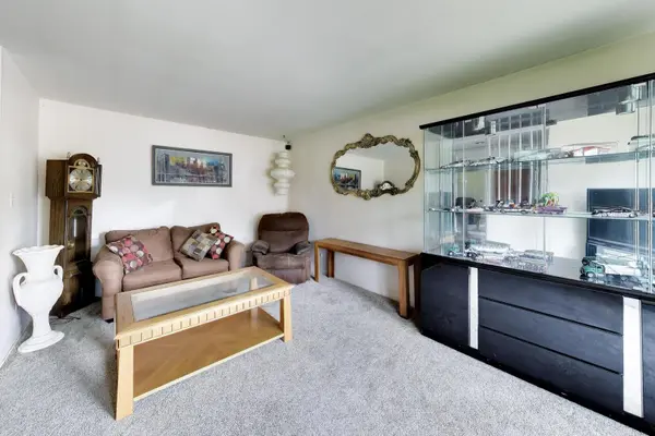 75 Ridgewood RD, Elk Grove Village, IL 60007