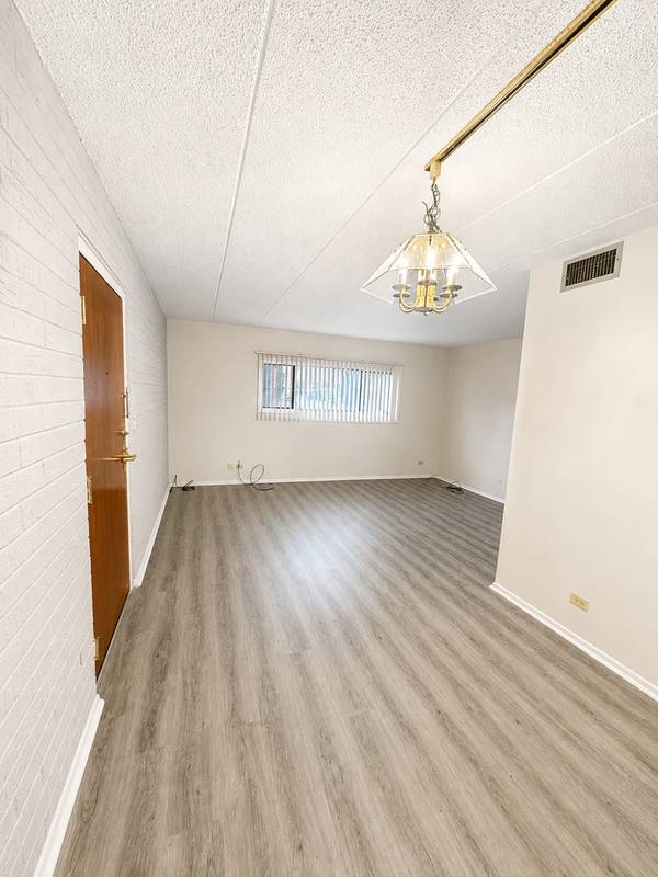 3850 S Parkway DR #1G, Northbrook, IL 60062