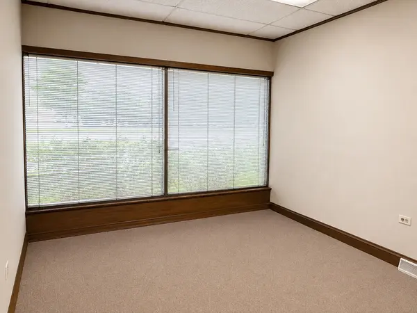 350 S Schmale RD, Carol Stream, IL 60188