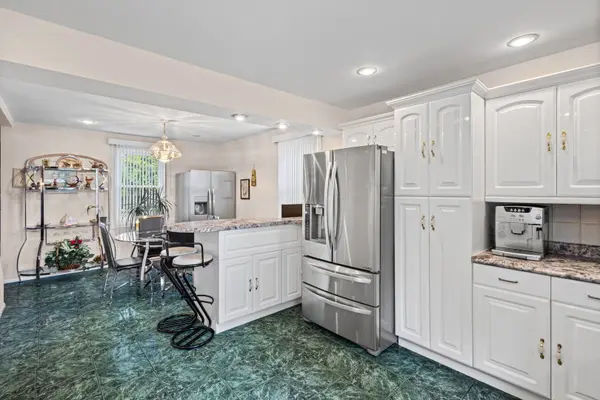 2011 E Touhy AVE, Des Plaines, IL 60018