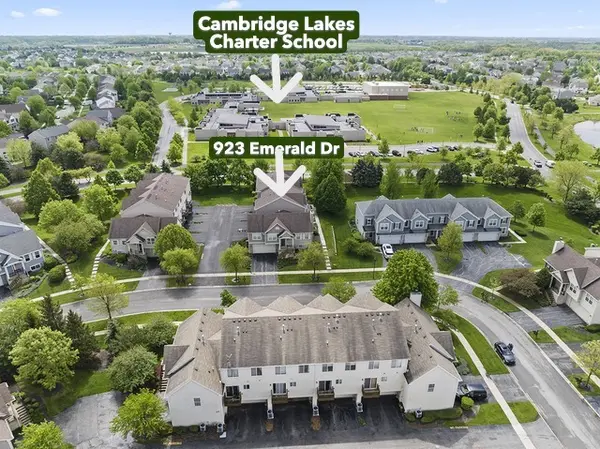 923 Emerald DR, Pingree Grove, IL 60140