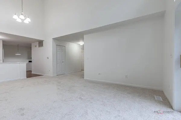 985 Huntington DR #985, Elk Grove Village, IL 60007