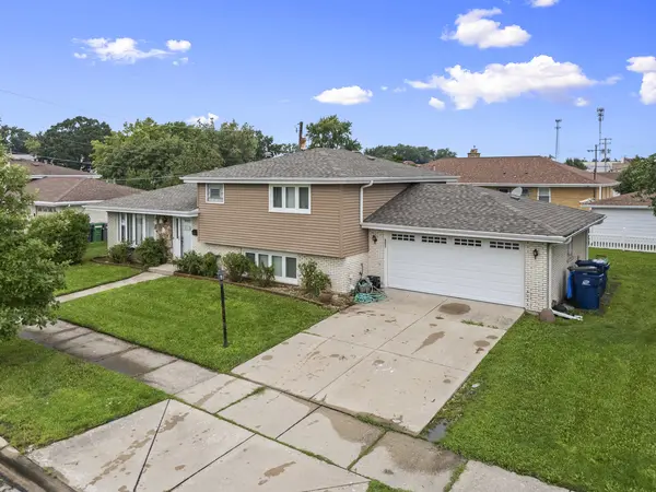 8830 W Lotus DR, Hickory Hills, IL 60457