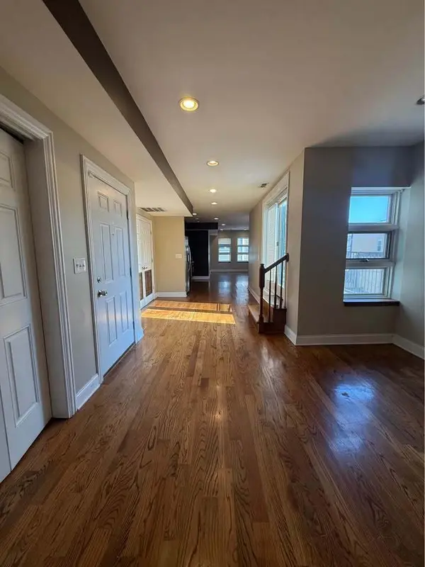 1062 W Chicago AVE #2E, Chicago, IL 60642