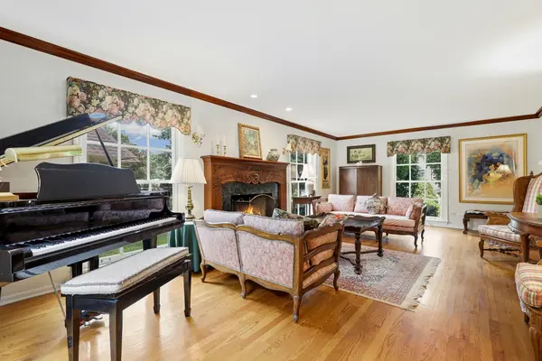 59 Sheffield LN, Oak Brook, IL 60523