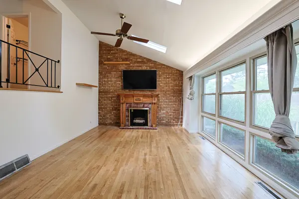 924 N Milwaukee AVE #D, Libertyville, IL 60048