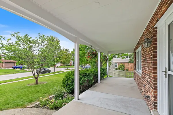 1105 Beach Comber DR, Schaumburg, IL 60193