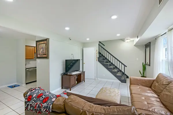 1301 N Glen CIR #D, Aurora, IL 60506
