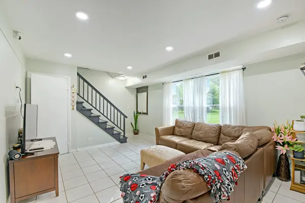 1301 N Glen CIR #D, Aurora, IL 60506