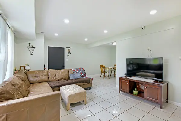1301 N Glen CIR #D, Aurora, IL 60506