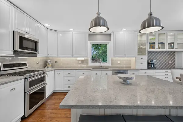 2S465 Barclay PL, Glen Ellyn, IL 60137