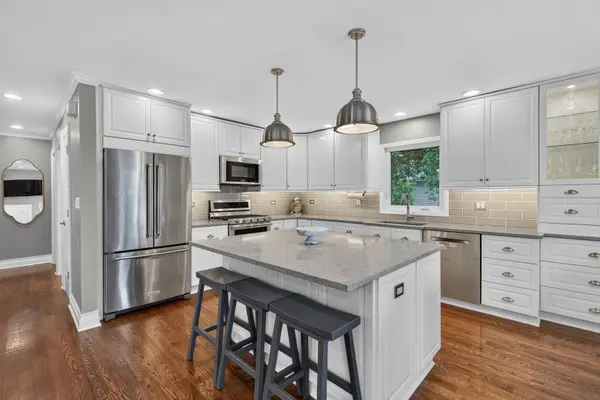 2S465 Barclay PL, Glen Ellyn, IL 60137