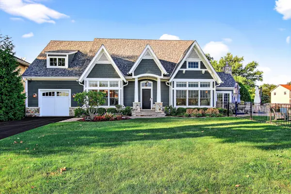 827 Edgewater Pkwy, Wauconda, IL 60084