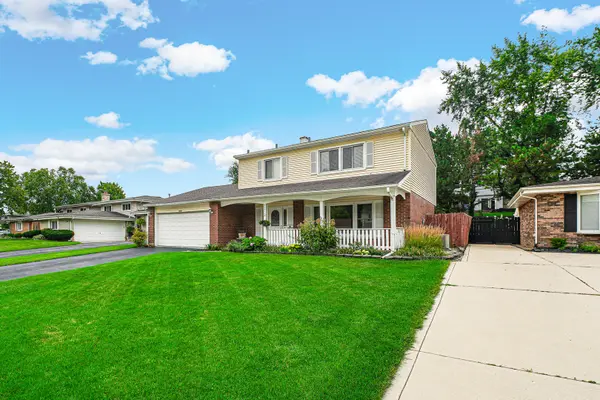 9031 Shady DR, Hickory Hills, IL 60457