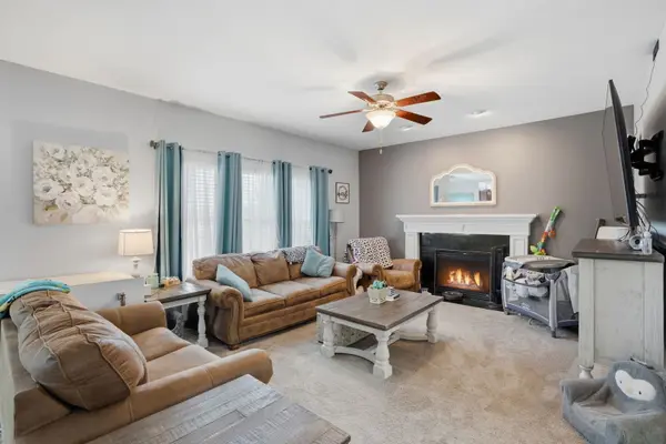 1101 Wild West DR, Leclaire, IA 52753