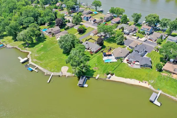 905 River Terrace DR, Johnsburg, IL 60051
