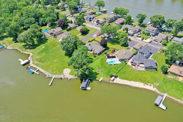905 River Terrace DR, Johnsburg, IL 60051